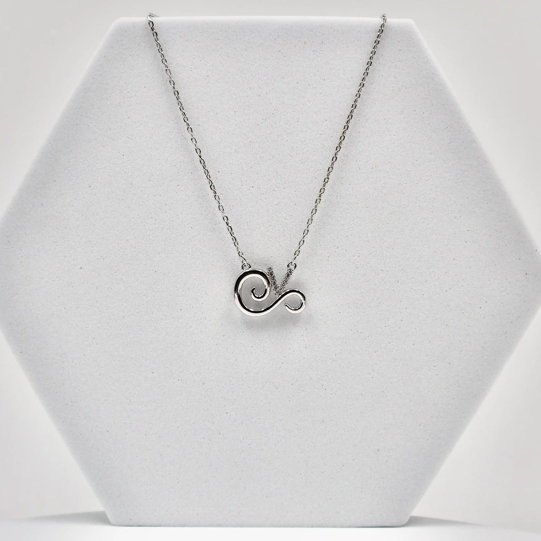 92.50 Silver Alphabet V pendent  with SPRIAL DESINE Chain